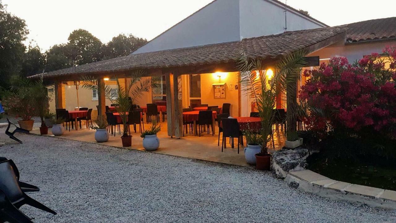Les Chênes verts Saint-Savinien Exterior foto
